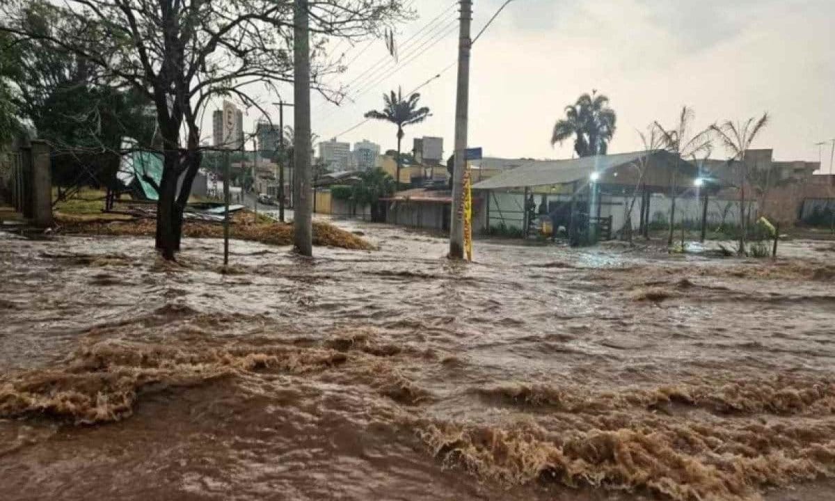 Uberlândia e outras cidades do Triângulo Mineiro estão em alerta de chuvas intensas com risco de alagamentos até sexta-feira (27/12), diz INMET