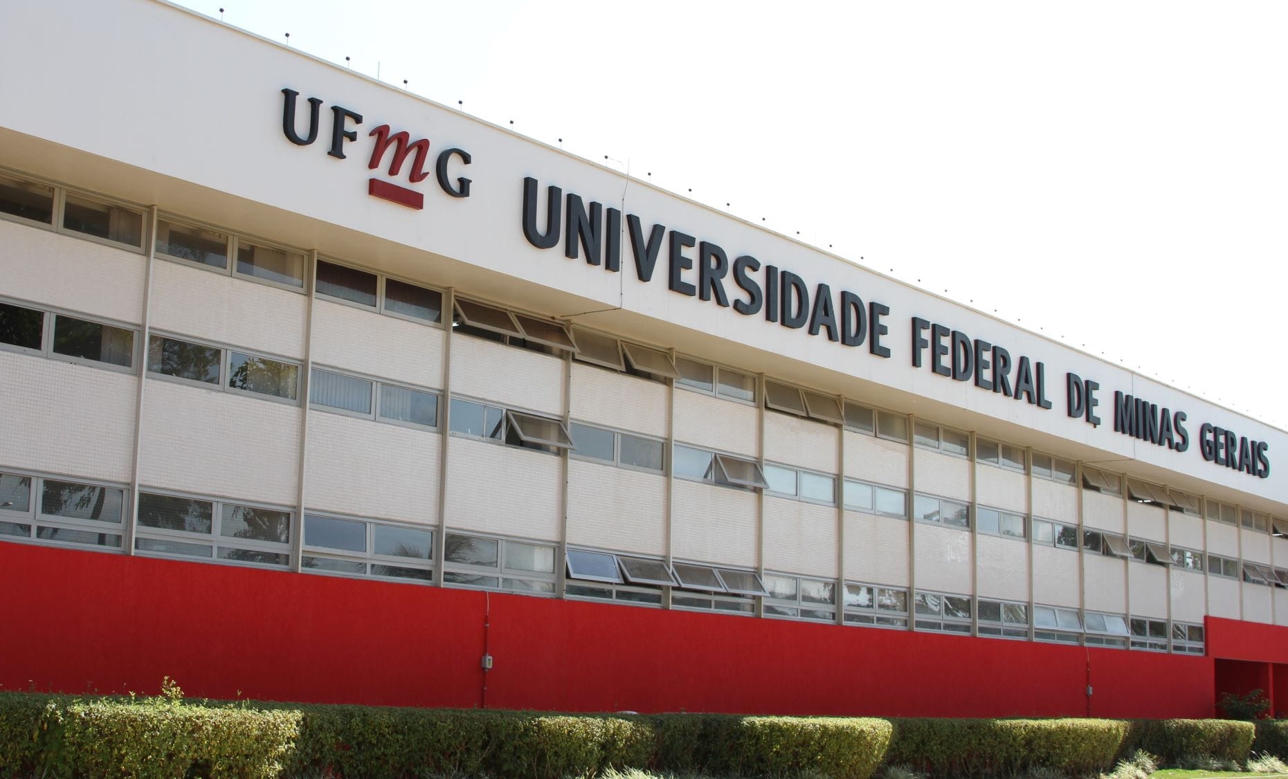 UFMG abre vaga para professor assistente, salário até R$ 7.312,77; saiba mais